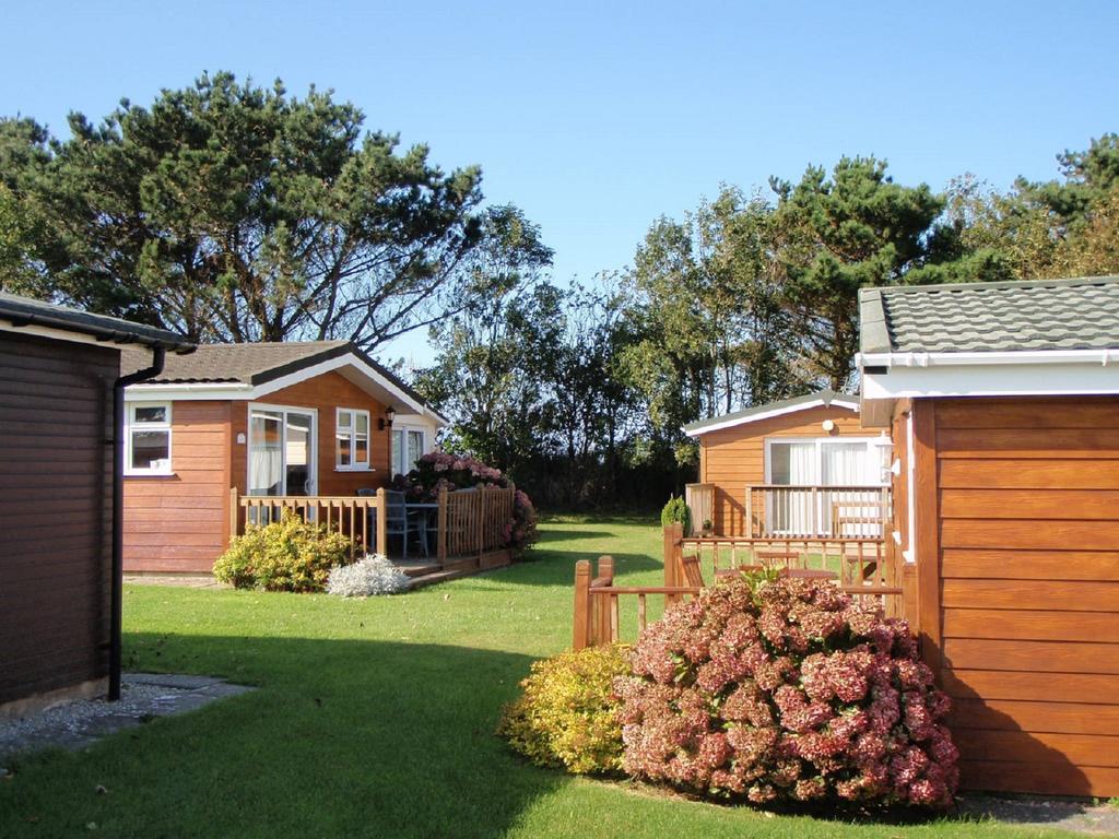 Chalets & Lodges At Atlantic Bays Holiday Park Падстоу Екстериор снимка